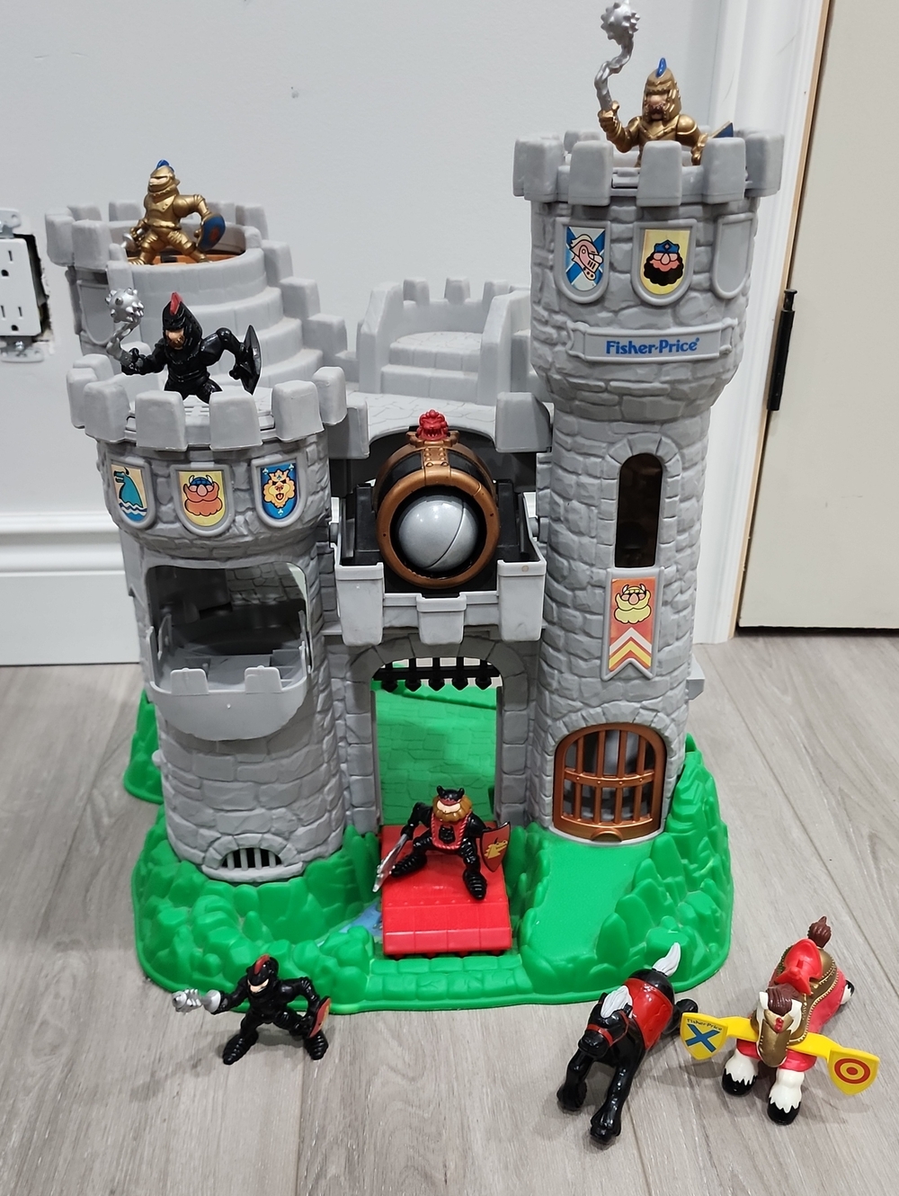 🏰Fisher-Price Great Adventures Castle Playset with Figures